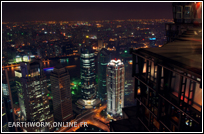Les tours illuminées de Shanghai la nuit